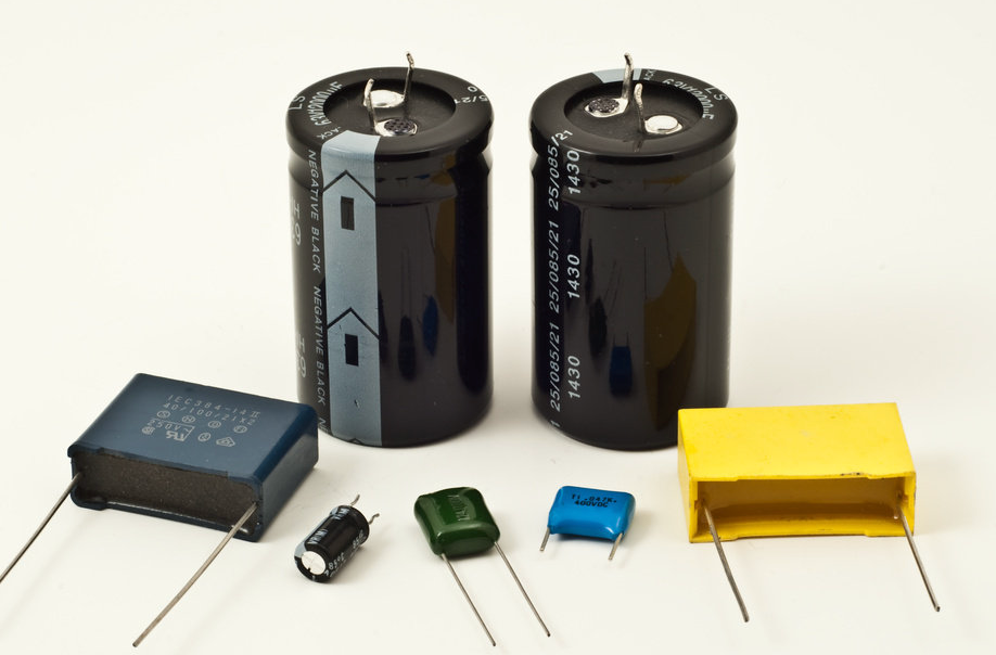 新能源储能关键：电容器充放电原理深度剖析