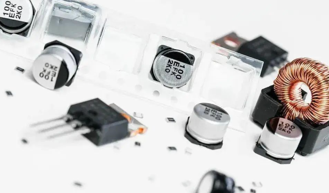 新能源储能关键：电容器充放电原理深度剖析