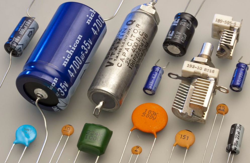 电容特性新视角：介质材料如何影响频率响应与损耗